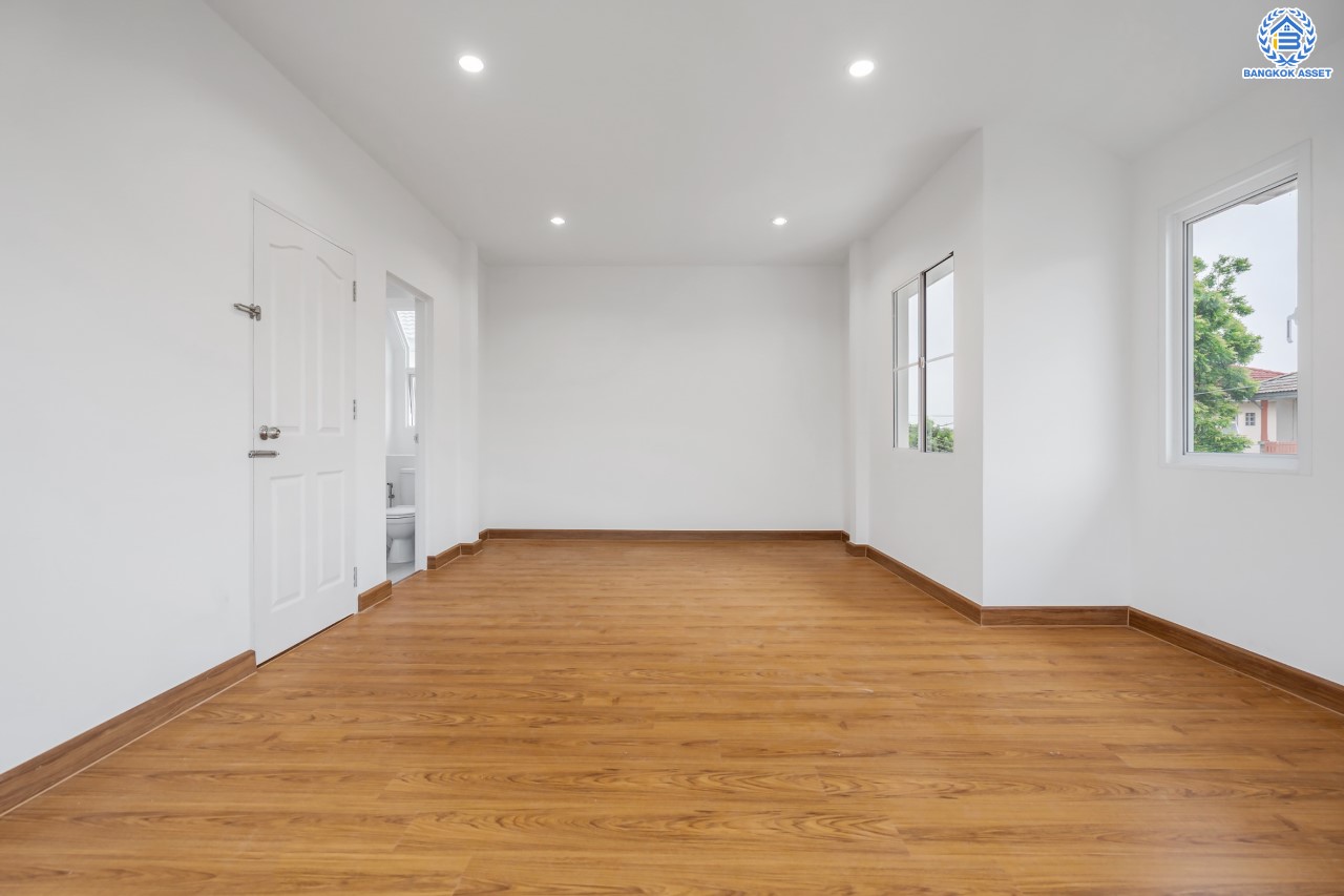 บ้านมือสองตกแต่งใหม่ ม.ชลลดา วัดลาดปลาดุก หลังมุม คุณภาพระดับ L&H บนเนื้อที่ 57.6 ตร.ว. ฟังก์ชัน 3 ห้องนอน 2 ห้องน้ำ 2 ที่จอดรถ บนทำเลศักยภาพ เพียง 15 นาทีถึง เซ็นทรัลเวสท์เกต ใกล้รถไฟฟ้าสายสีม่วง "สถานีคลองบางไผ่"...